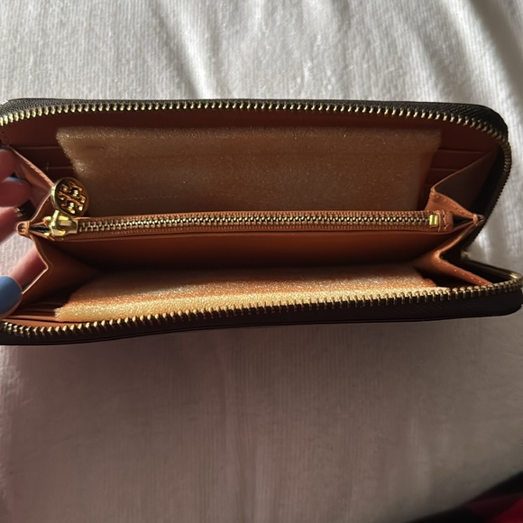Tory Burch Brown patent wallet with Gold Logo - Picture 2 of 2